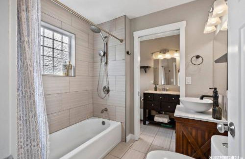 Downtown Retreat: Convenient Family Cottage - Foto 22