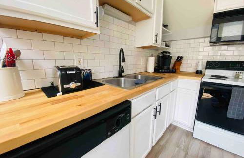 Cozy Downtown Modern Condo in the Heart of it all - Foto 1