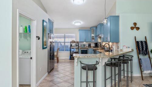 Beautiful Pet Friendly Home! Tropical Pool, Optional Golf Cart & Pool Heat, Minutes to Beach - Foto 3