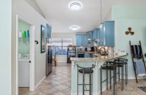 Beautiful Pet Friendly Home! Tropical Pool, Optional Golf Cart & Pool Heat, Minutes to Beach - Foto 3