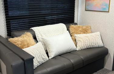 Modern Luxury RV Retreat, Your Cozy Tiny Home - Foto 51