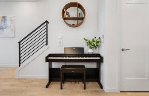 Luxe Central Home with Views & Rooftop - Foto 7