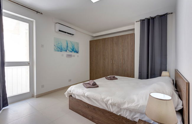 Centric and Modern Apartment Close to Amenities - Photo 3