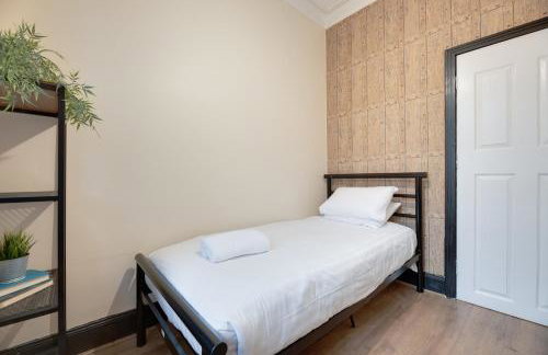 Newcastle CITY APT35,FREE STREET PARKING,4 BEDROOM HOUSE,8 SINGLE BEDS,FULL KITCHEN,ALL ROOMS WITH TVs,NETFLIX - Photo 37