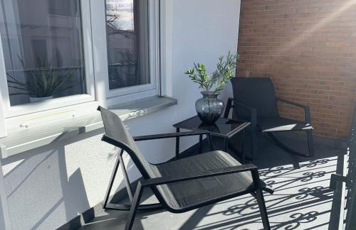 Prime Host Balcony Apartment - Photo 18