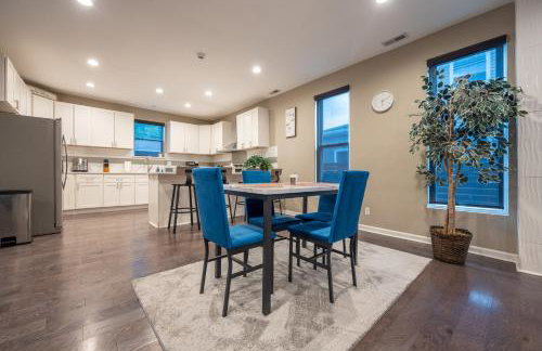 Near Downtown-2 En-Suites - Garage - Sleeps 9 - Foto 3