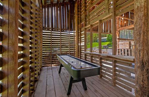 Creekside A-Frame Retreat with Treehouse Views, Hammock Lounge & Indoor-Outdoor Shower in New Port, Tennessee - Foto 14