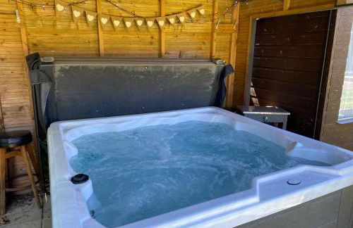 BeRo Bungalow with a hot tub & a large garden! - Foto 42