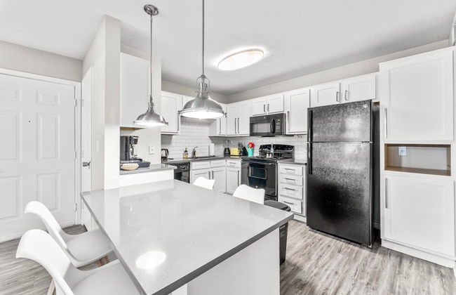 Cozy Chic 2BR King Suite w Gym Pool Close to DT - Foto 4