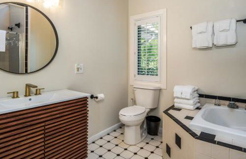 Stunning 4BR Retreat, Deck, Ping Pong, Near Marina - Foto 36