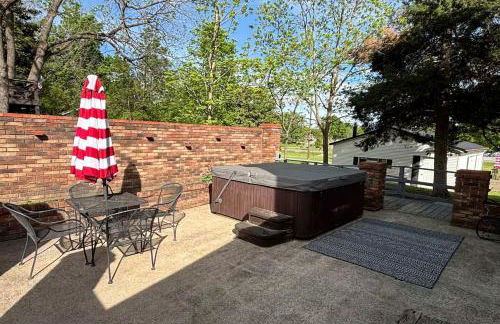 Classic Lakeside Estate Stay with Cozy Living Spaces & Outdoor Adventures in Kuttawa, Kentucky - Foto 39