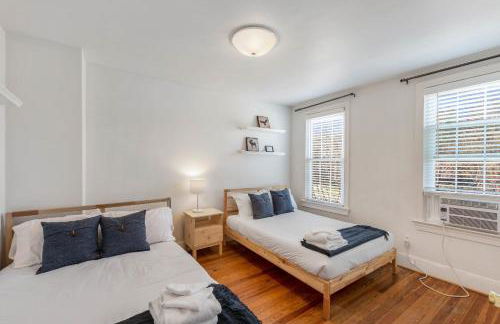 3BR Colonial House with Parking by CozySuites - Foto 11