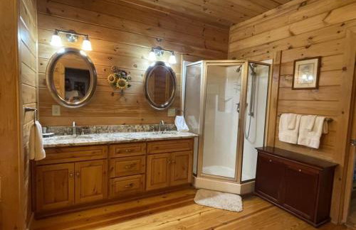 Deluxe log cabin! Pet and motorcycle friendly - enjoy nature with family and friends! 3 Bedroom Cabin by RedAwning - Foto 24