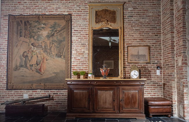 Unique Apartment In Historic Mansion - Photo 23