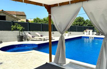 HelaMoni, New 5 Star 2 Person apartments with pool - Foto 1