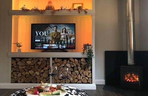 The Old Dairy - Cosy Country Cottage with Hot Tub & Log Burner - Photo 7