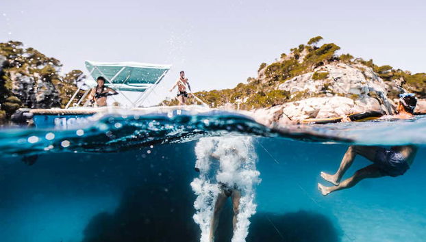 Un bagno nelle acque cristalline di Minorca