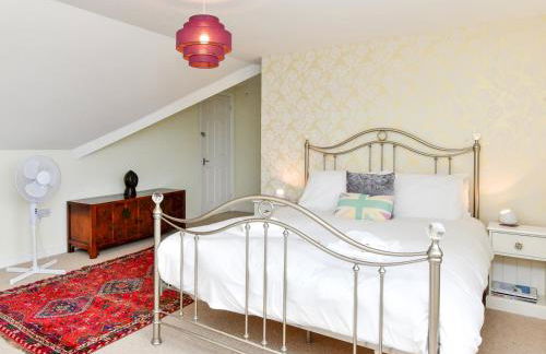 Spacious 4 Bedroom home with Parking Garden - Pass the Keys - Foto 19