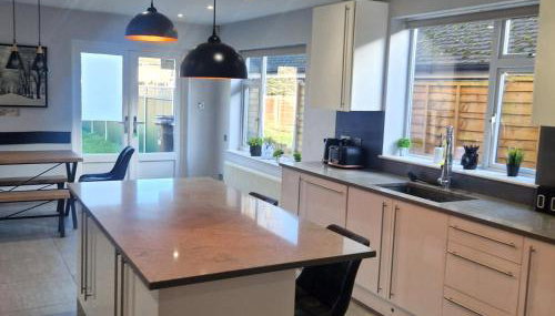 4 Bedroom Group Stay, 3 Bathrooms, Easy Parking - Foto 2