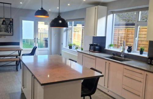 4 Bedroom Group Stay, 3 Bathrooms, Easy Parking - Photo 2