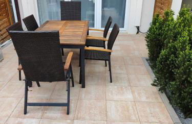 Eleonoras Ferienwohnung in Würzburg Stadt mit Terrasse und eigenen Parkplätzen vor der Tür, für große Gruppen bis zu 13 Personen geeignet - Foto 14