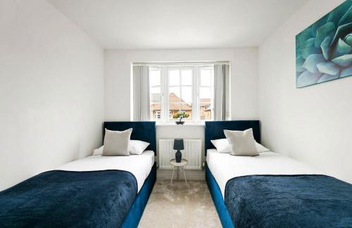 Swan's Place - Large 4bed home, Sleeps 9, Parking x2 & Games room - Foto 57