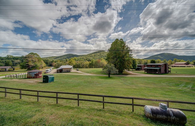 Moonshiner's Cabin Minutes From Two Wheels! - Foto 30