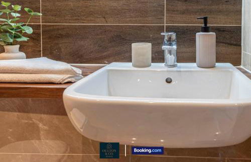 Luxury Retreat For 10 Short Lets & Serviced Accommodation Manchester with Hot Tub and Spacious Garden - Foto 32