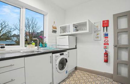 Wisteria Apt Spacious 3BR & Balcony - Photo 6