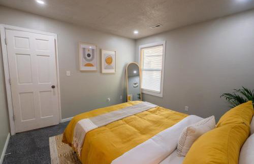 The Orange Lounge - 8 min to KU & Mass - Photo 51