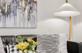 Charming and Spacious House with Relaxing Huge Deck - Foto 14