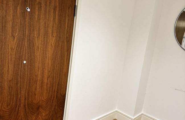 STUNNING 2 BED APARTMENT WITH PARKING - Foto 16