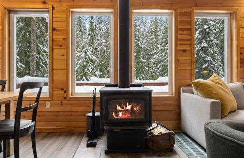 Alpine Retreat at Snoqualmie Pass- 5-Min to Slopes, Private Creek, BBQ, Fireplace, Smart TVs, Kids Games, Hi-Speed Wi-Fi - Foto 18