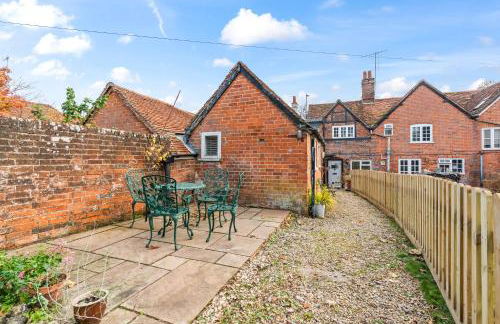 3BR Kingswood Cottage with Detached Unit - Photo 45