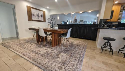 Stylish 4 Bedroom Home Near Venice Beach with Backyard BBQ - Photo 2