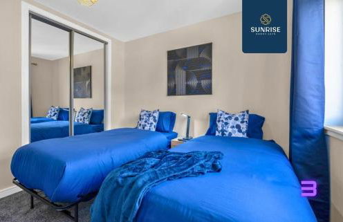 L1 - INVOICE and REDUCED PRICE only via SUNRISE SHORT LETS DUNDEE, Large 4 Bedroom House with 6 Beds and 3 bathrooms, TVs in each room, Free Parking, Fully Equipped, Local Amenities, Easy Ring Road Access, Special Rates and ONLY 9 Mins to STANNERGATE Port - Foto 23