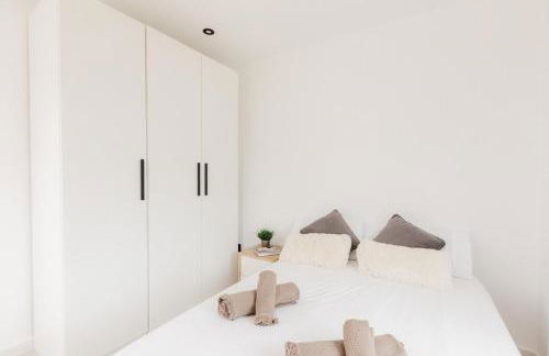 Spacious villa with private pool & garden for 4 - Photo 43