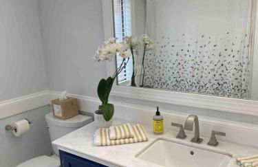 A Regal Retreat- Exclusive Parking, Prime Location - Foto 36