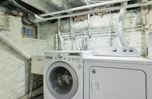 Spacious Broadway Home Downtown Western Modern Charm with parking - Photo 49