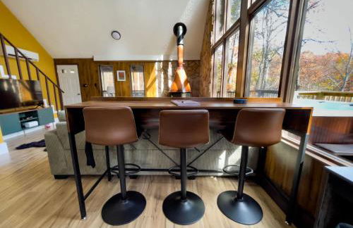 Chalet w Hot Tub Fireplace Grill FirePit & Wifi - Photo 14