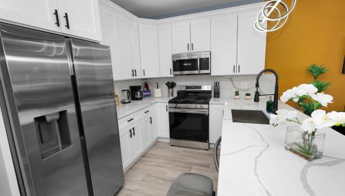 Spacious 3BR Family Oasis Sleeps 8 with Free Parking Near Medical District, Douglas Park and University of Illinois Chicago - Foto 3, stove, dishwasher, toaster, minibar