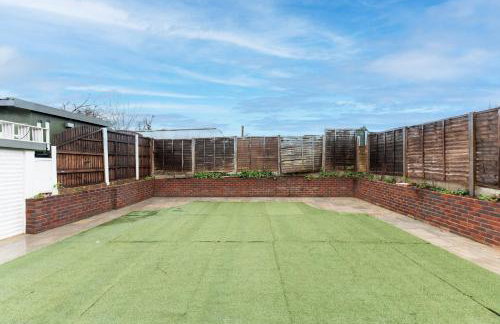 Spacious 4BR Home Walk to Station Parking - Pass the Keys - Foto 40