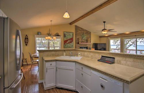 Lakefront Home with Shared Boat Ramp in Grove! - Foto 9