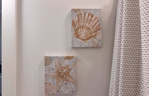 4BR Beach Haven - Deck, Gourmet Kitchen, Tiki Bar Fun - Foto 33