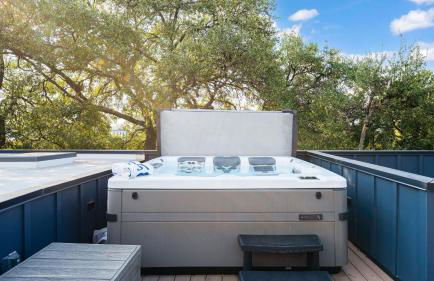 Modern Oasis w Pool Hot Tub Rooftop Deck Home Theater Mariposa Retreat by AvantStay - Foto 39