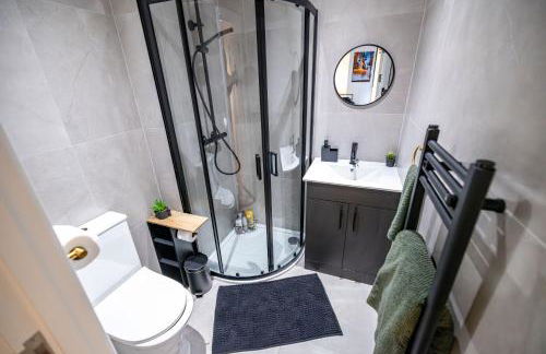 Modern 2-Bed Apartment - Near Train and Town - Parking Available - Foto 24