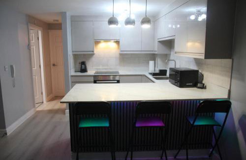 Comfy 2-bedroom Flat with Private Parking - Foto 35