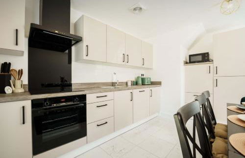 Large 4BR House Leeds, Contractor Friendly - Photo 4