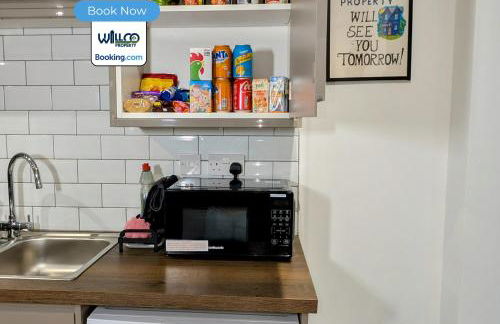 Spacious 5BR Family Home By WillCo Property Short Lets & Serviced Accommodation Derby With Games & Perfect For Contractors - Foto 17