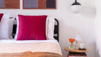 Modern 2BR Brooklyn Retreat Near Manhattan with Private Backyard - Photo 5